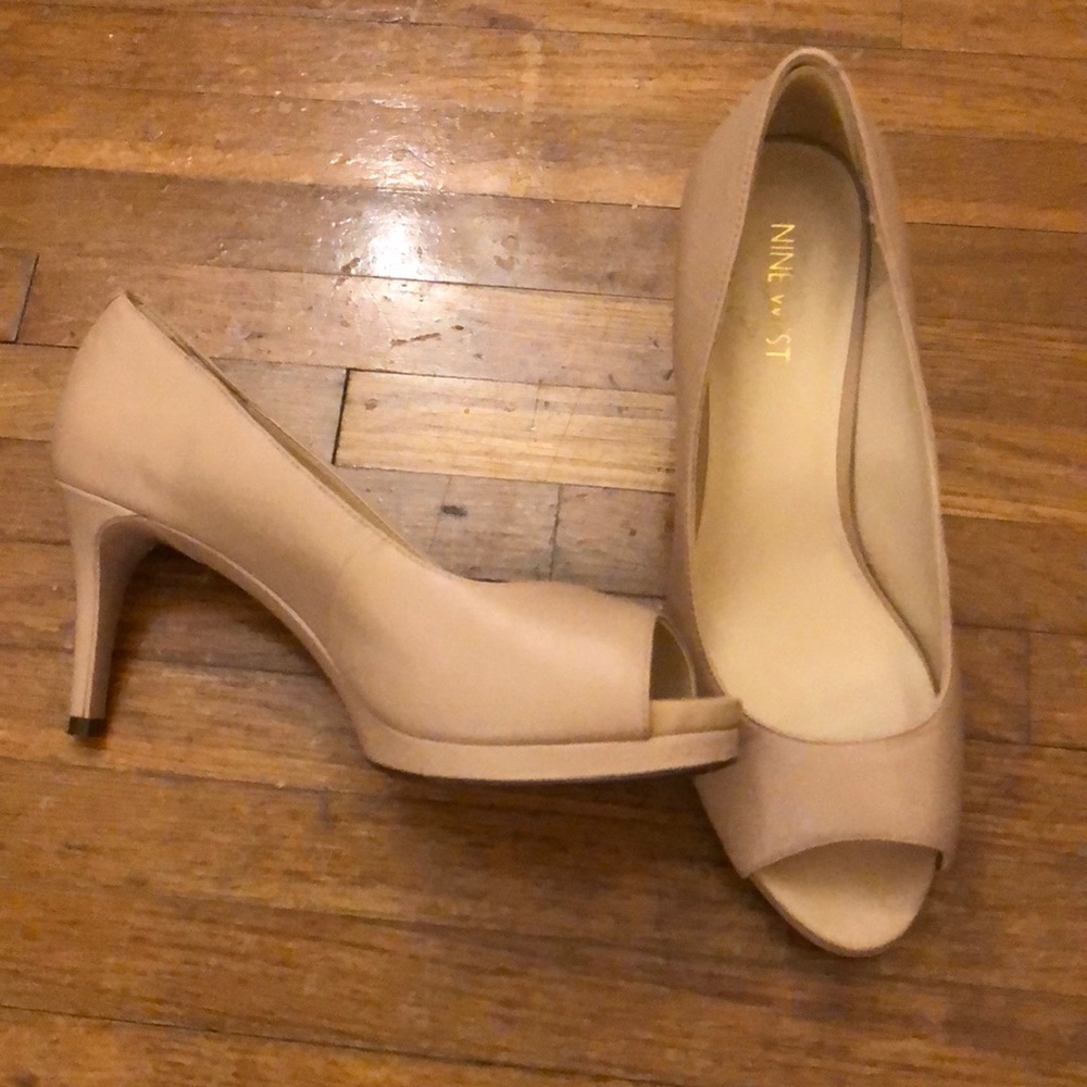 Barely worn perfect nude pumps size 8.5